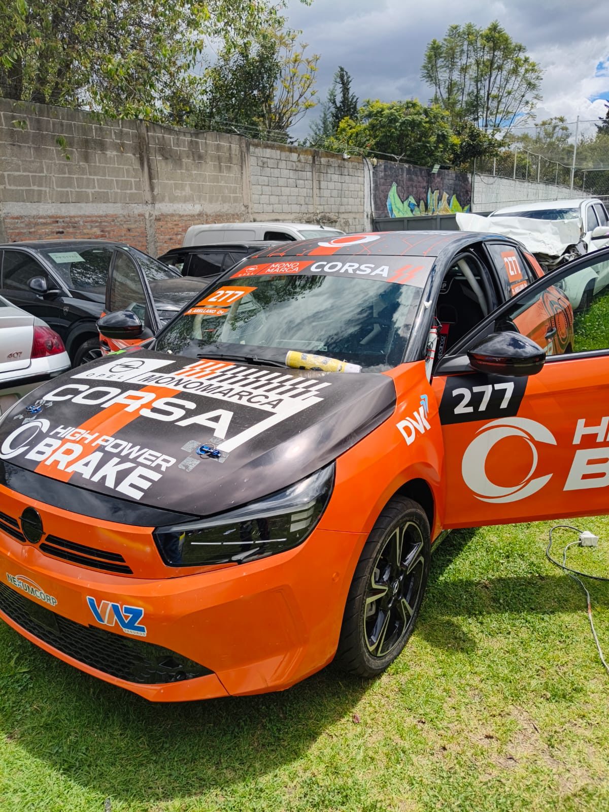 Branding vehicular Opel Corsa Ecuador para auto de competencia monomarca