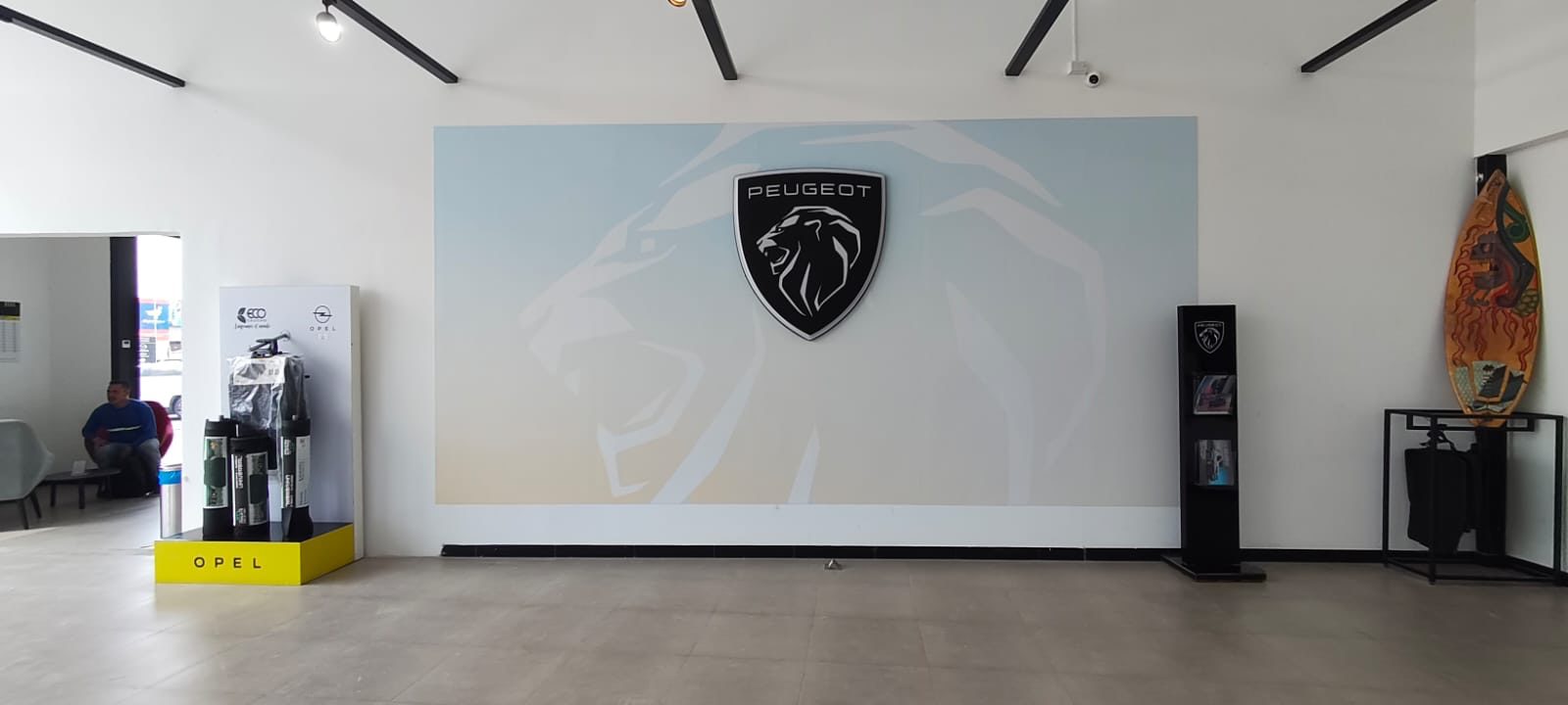 Impresión gran formato en pared para showroom Peugeot