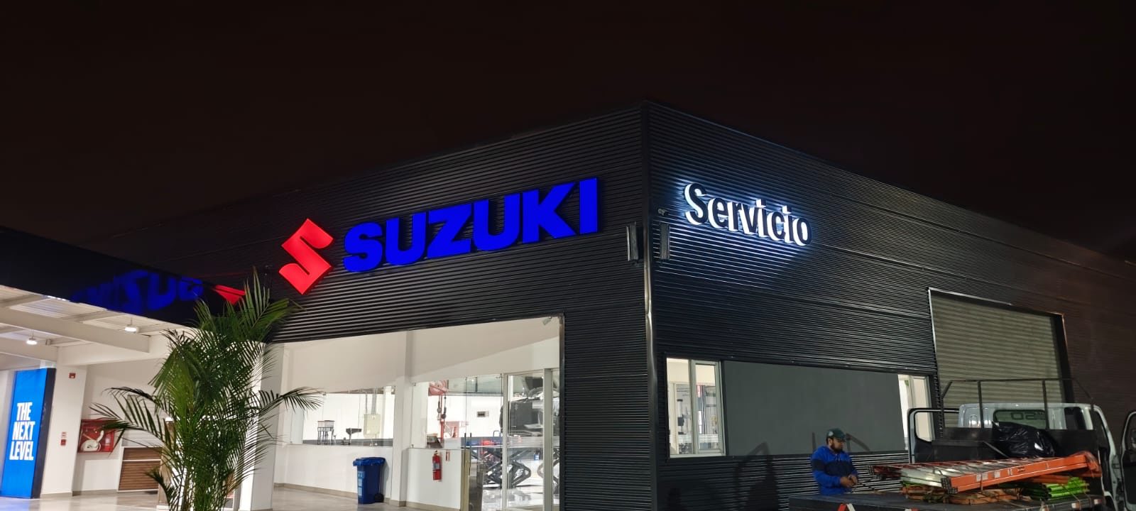 Letras corpóreas iluminadas Suzuki para fachada exterior